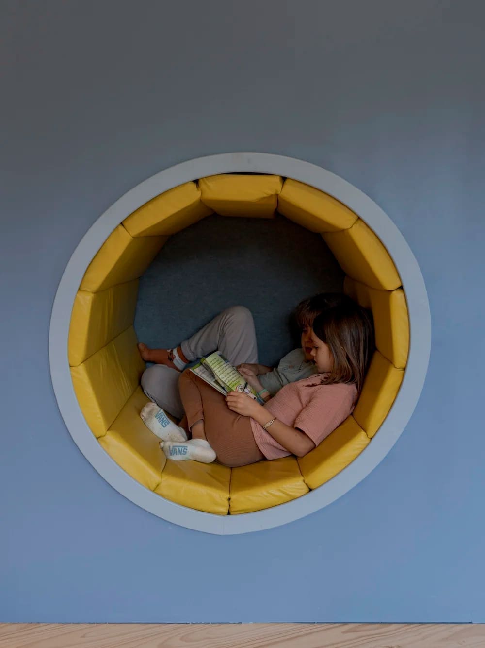 Primera Infancia - Un niño leyendo en un acogedor rincón de lectura circular