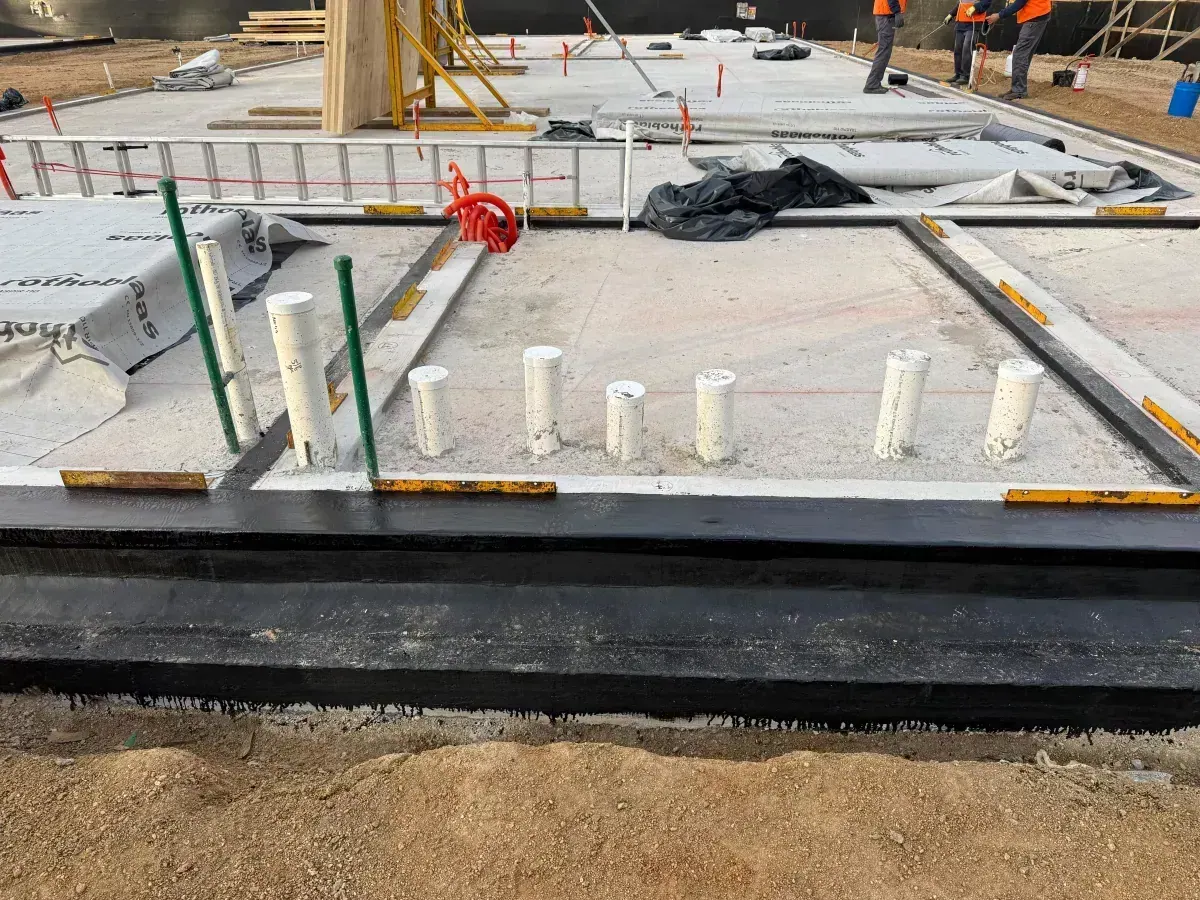 Slab overview with crane and workers