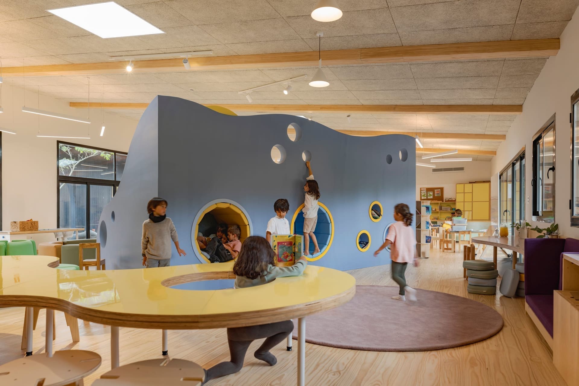 Espacio interior flexible de The Garzón School