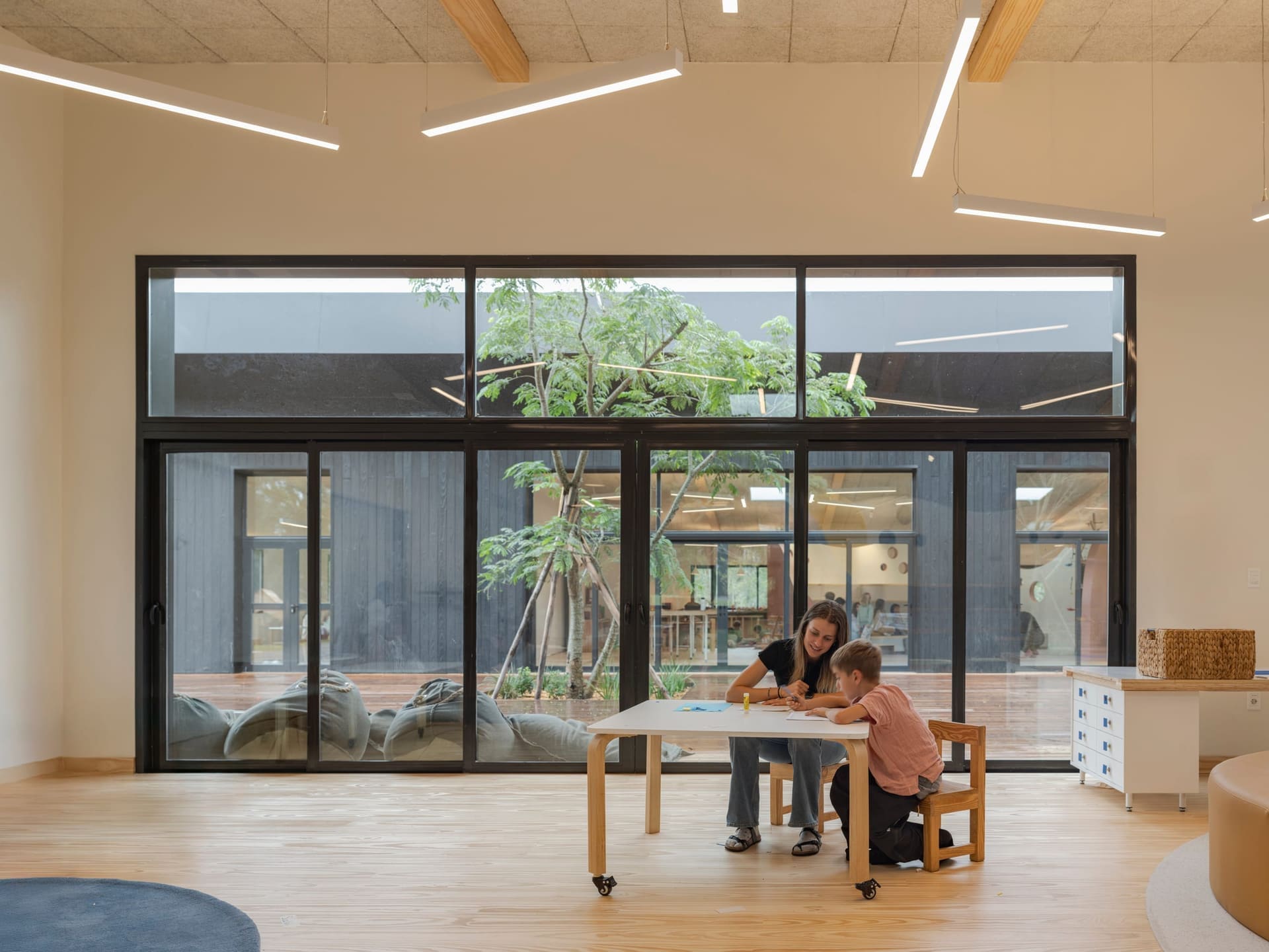 Aula luminosa conectada con un patio central en The Garzón School